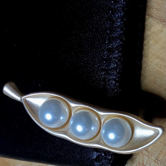 Sold. 🪲PEAS IN A POD BRUSHED GOLDEN BROOCH PIN - Picture 5 of 15